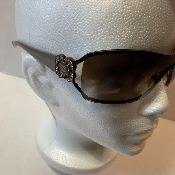 CHANEL Camellia Crystal Flower Sunglasses Visor Style With Quilted Case Chanel Camellia CC Sunglasses 5111 Black 1648542 – FASHIONPHILE main image 4